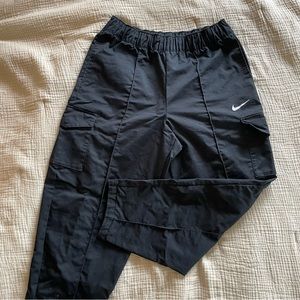 Nike Sportswear Essentials Women’s High-Rise Woven Cargo Pants in Black size M